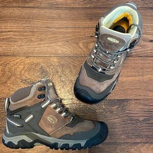 Keen hiking boots size US 6 -NEW WITHOUT TAGS